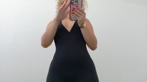 Snapshot of theislandgirl chatting on 12/05/25, 05:42 Lily Marie online show from 12/05/25, 05:42