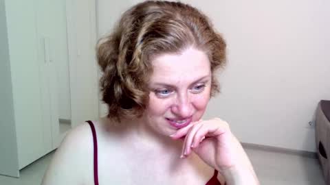 Snapshot of theladysblush chatting on 12/21/24, 06:52 Ella online show from 12/21/24, 06:52