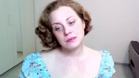 Snapshot of theladysblush chatting on 12/21/24, 06:12 Ella online show from 12/21/24, 06:12