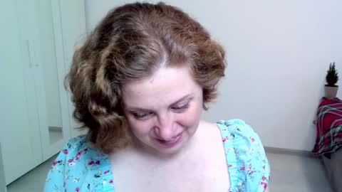 Snapshot of theladysblush chatting on 01/06/25, 08:35 Ella online show from 01/06/25, 08:35