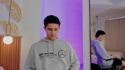 Snapshot of theohawke_ chatting on 12/20/24, 01:22 THEO- MATEO online show from 12/20/24, 01:22