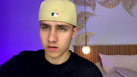 Snapshot of theohawke_ chatting on 12/28/24, 04:30 THEO- MATEO online show from 12/28/24, 04:30