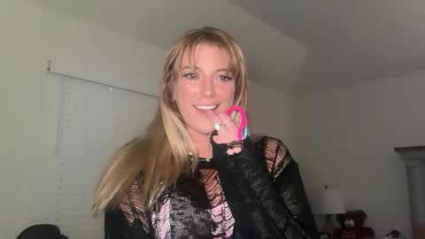 Snapshot of theoneandonlyava chatting on 12/17/25, 09:04 Ava online show from 12/17/25, 09:04