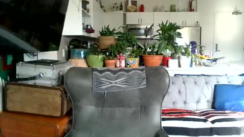 Snapshot of theoutfitter chatting on 02/14/25, 10:04 MISTERPOWERS online show from 02/14/25, 10:04