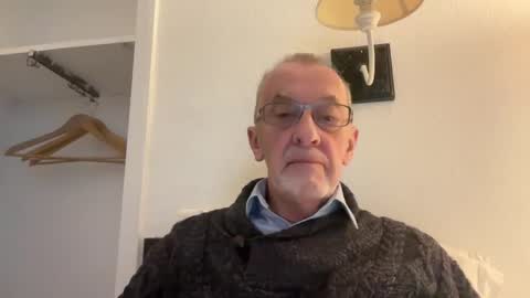 Snapshot of theowlandthe chatting on 12/10/24, 03:01 theowlandthe online show from 12/10/24, 03:01