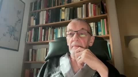 Snapshot of theowlandthe chatting on 12/25/24, 09:34 theowlandthe online show from 12/25/24, 09:34