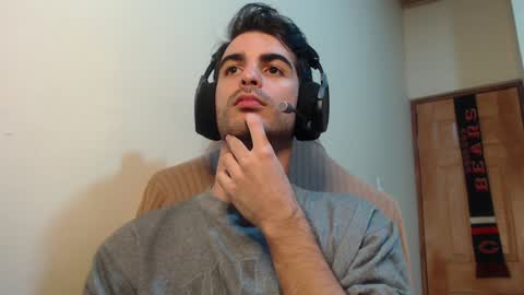 Snapshot of therazhanen chatting on 12/17/24, 06:02 Santiago Enrique online show from 12/17/24, 06:02