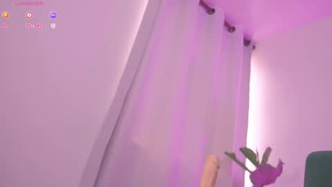 Snapshot of therealpeach_ chatting on 12/14/24, 02:21 online show from 12/14/24, 02:21