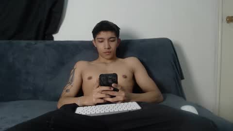 Snapshot of thesaint_xxx chatting on 10/27/25, 04:38 thesaint_xxx online show from 10/27/25, 04:38