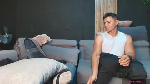 Snapshot of thestraightroom chatting on 05/16/26, 01:13 thestraightroom online show from 05/16/26, 01:13