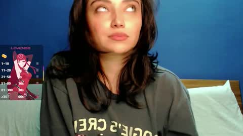 Snapshot of thesweethari chatting on 12/15/25, 01:10 I dont do real meetings My bio online show from 12/15/25, 01:10