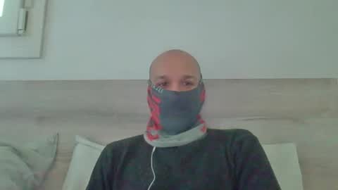 Snapshot of thetubedscarfguy chatting on 12/18/24, 09:25 Scarf guy online show from 12/18/24, 09:25