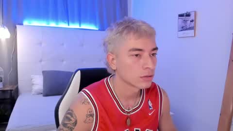 Snapshot of thiago_2003_ chatting on 04/25/26, 12:19 Thiago online show from 04/25/26, 12:19