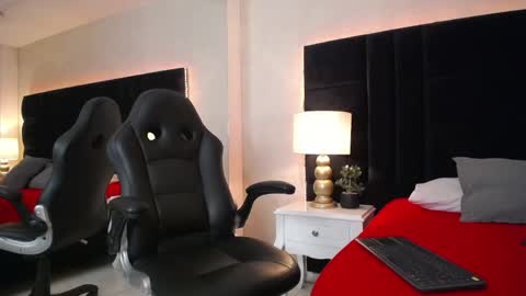 Snapshot of thiagoferrer_ chatting on 05/21/26, 04:30 T H I A G O online show from 05/21/26, 04:30