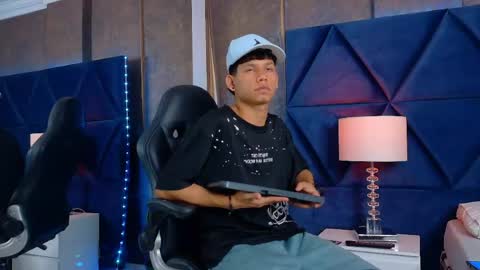 Snapshot of thiagoferrer_ chatting on 05/27/26, 03:36 T H I A G O online show from 05/27/26, 03:36