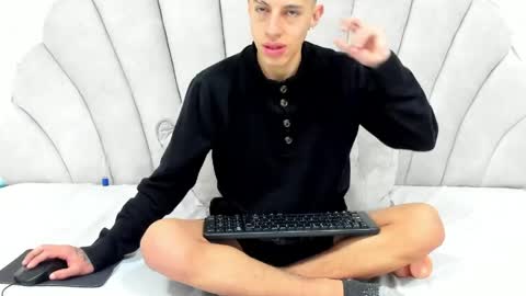 Thiago   online show from 04/17/26, 01:47