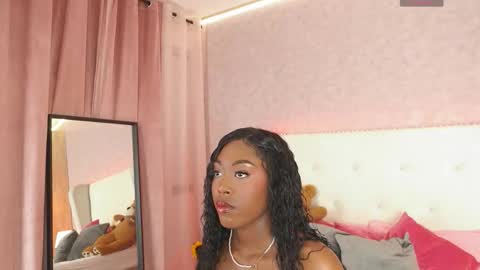 Snapshot of thianalopez chatting on 10/31/25, 08:43 ThianaLopez online show from 10/31/25, 08:43