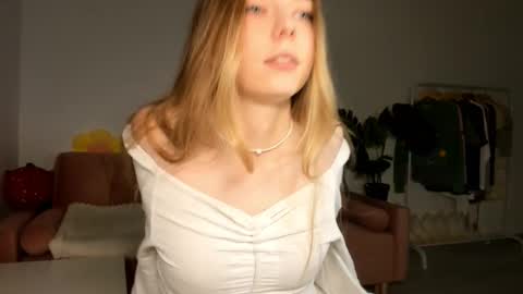 Snapshot of thisisamelia chatting on 03/09/25, 05:06 Amelia  shows on mondays fridays and sundays  if anything changes im giving updates on my fansly  online show from 03/09/25, 05:06