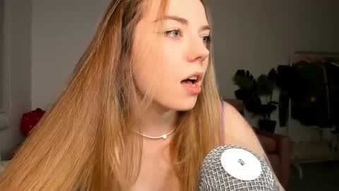 Snapshot of thisisamelia chatting on 03/10/25, 04:46 Amelia  shows on mondays fridays and sundays  if anything changes im giving updates on my fansly  online show from 03/10/25, 04:46