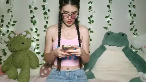 Snapshot of thistlefernsby chatting on 06/17/26, 01:08 thistlefernsby online show from 06/17/26, 01:08