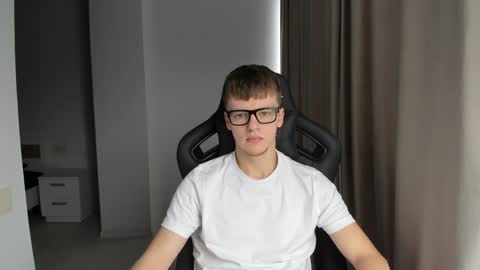 Snapshot of thomas_shelbivip chatting on 01/27/25, 10:49 Tomas online show from 01/27/25, 10:49