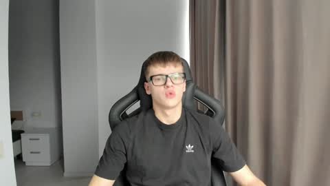 Snapshot of thomas_shelbivip chatting on 01/30/25, 12:16 Tomas online show from 01/30/25, 12:16