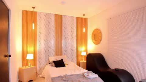 Snapshot of thomas_walker0 chatting on 02/19/25, 11:57 Thomas online show from 02/19/25, 11:57