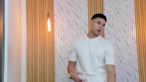 Snapshot of thomas_walker0 chatting on 11/25/25, 11:32 Thomas online show from 11/25/25, 11:32