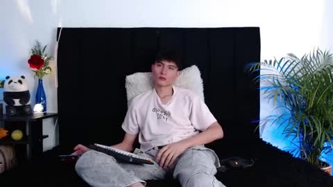 thomasbennett  online show from 10/25/25, 12:45
