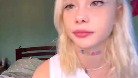 Snapshot of thomasbreier chatting on 10/30/25, 01:56 Luna online show from 10/30/25, 01:56