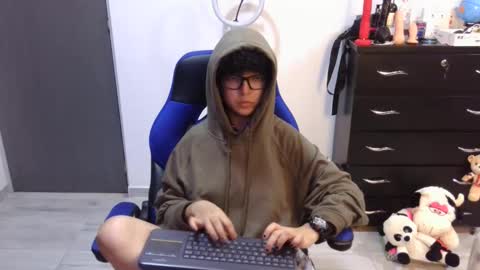 Snapshot of thomascooper_cams chatting on 04/21/26, 09:39 VALERIA online show from 04/21/26, 09:39