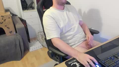 Snapshot of thommy2008 chatting on 10/08/25, 02:14 thommy2008 online show from 10/08/25, 02:14