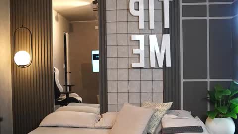 Snapshot of tian_brooks chatting on 12/15/25, 04:50 Tian Brooks online show from 12/15/25, 04:50