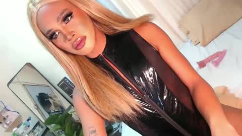 Snapshot of tiara_perezx chatting on 12/16/24, 07:48 Sam online show from 12/16/24, 07:48
