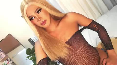 Snapshot of tiara_perezx chatting on 12/21/24, 03:47 Sam online show from 12/21/24, 03:47