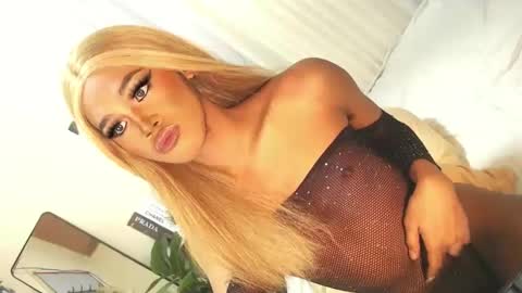 Snapshot of tiara_perezx chatting on 12/28/24, 02:01 Sam online show from 12/28/24, 02:01