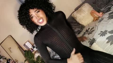 Snapshot of tiara_perezx chatting on 02/06/25, 02:44 Sam online show from 02/06/25, 02:44