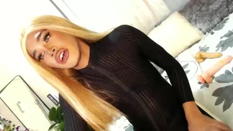Snapshot of tiara_perezx chatting on 02/06/25, 05:46 Sam online show from 02/06/25, 05:46