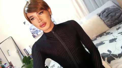 Snapshot of tiara_perezx chatting on 02/08/25, 01:43 Sam online show from 02/08/25, 01:43