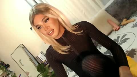 Snapshot of tiara_perezx chatting on 02/20/25, 05:44 Sam online show from 02/20/25, 05:44