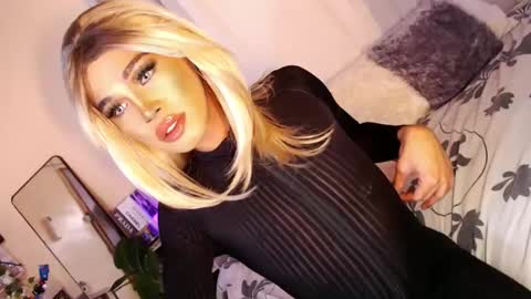 Snapshot of tiara_perezx chatting on 02/22/25, 03:01 Sam online show from 02/22/25, 03:01
