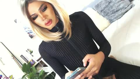 Snapshot of tiara_perezx chatting on 02/26/25, 02:37 Sam online show from 02/26/25, 02:37