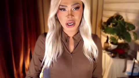 Snapshot of tiara_perezx chatting on 02/21/26, 04:41 Sam online show from 02/21/26, 04:41