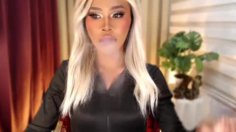 Snapshot of tiara_perezx chatting on 02/23/26, 04:37 Sam online show from 02/23/26, 04:37