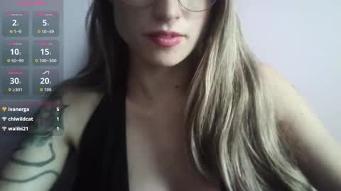 Snapshot of tifanny_a chatting on 11/25/25, 09:15 Tifanny online show from 11/25/25, 09:15