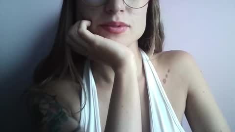 Snapshot of tifanny_a chatting on 12/16/25, 02:00 Tifanny online show from 12/16/25, 02:00