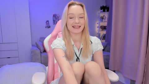 Snapshot of tiffy_fox chatting on 11/25/25, 03:17 Tiffany online show from 11/25/25, 03:17