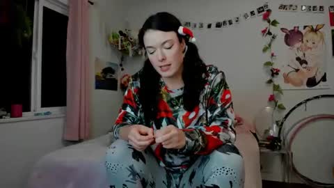 Snapshot of tiggerrosey chatting on 12/25/24, 05:48 All my Links online show from 12/25/24, 05:48