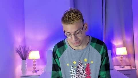 Snapshot of timothy_jones1 chatting on 12/22/24, 10:28 timi jones online show from 12/22/24, 10:28