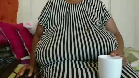 Snapshot of tinagiant chatting on 01/17/25, 09:17 tinagiant online show from 01/17/25, 09:17